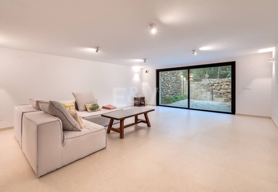 Wunderschöne Villa im andalusischen Cortijo-Stil, nur wenige Schritte vom Strand in der renommierten Guadalmina entfernt.