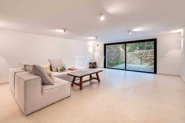 Wunderschöne Villa im andalusischen Cortijo-Stil, nur wenige Schritte vom Strand in der renommierten Guadalmina entfernt.