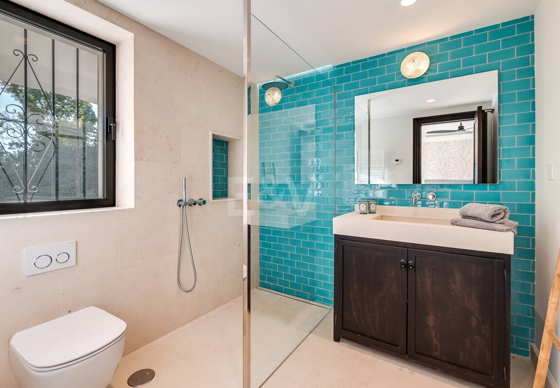 Wunderschöne Villa im andalusischen Cortijo-Stil, nur wenige Schritte vom Strand in der renommierten Guadalmina entfernt.