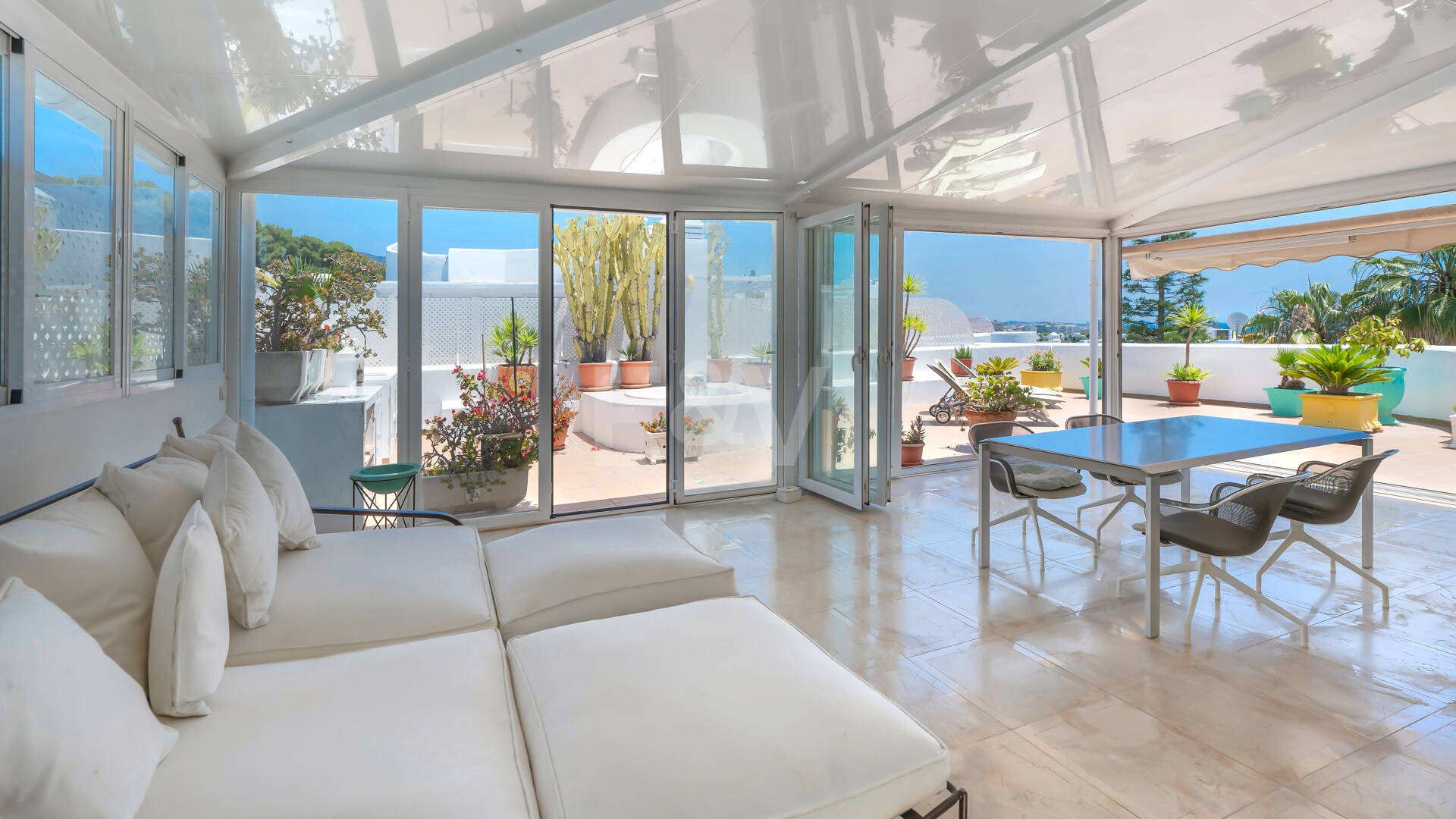 Impresionante ático con vistas panorámicas al mar en la Milla de Oro de Marbella