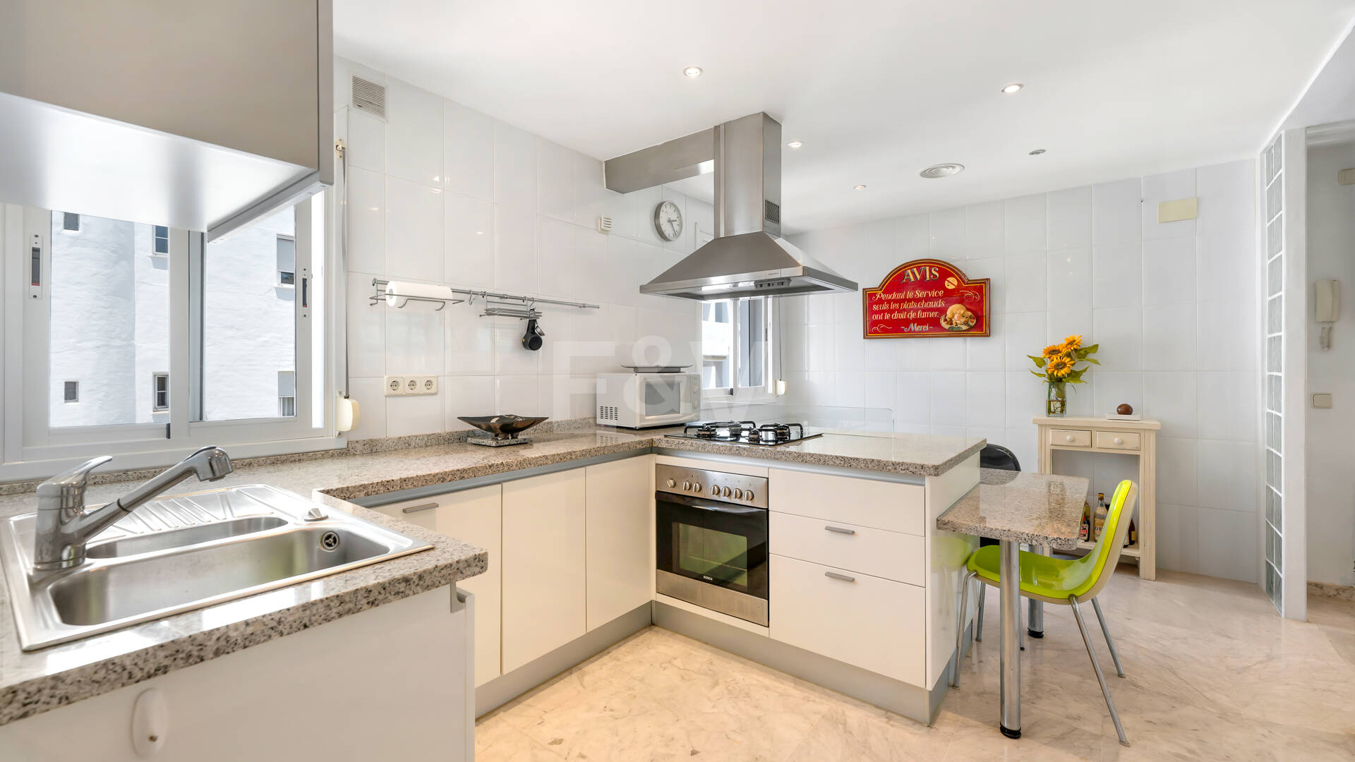 Impresionante ático con vistas panorámicas al mar en la Milla de Oro de Marbella