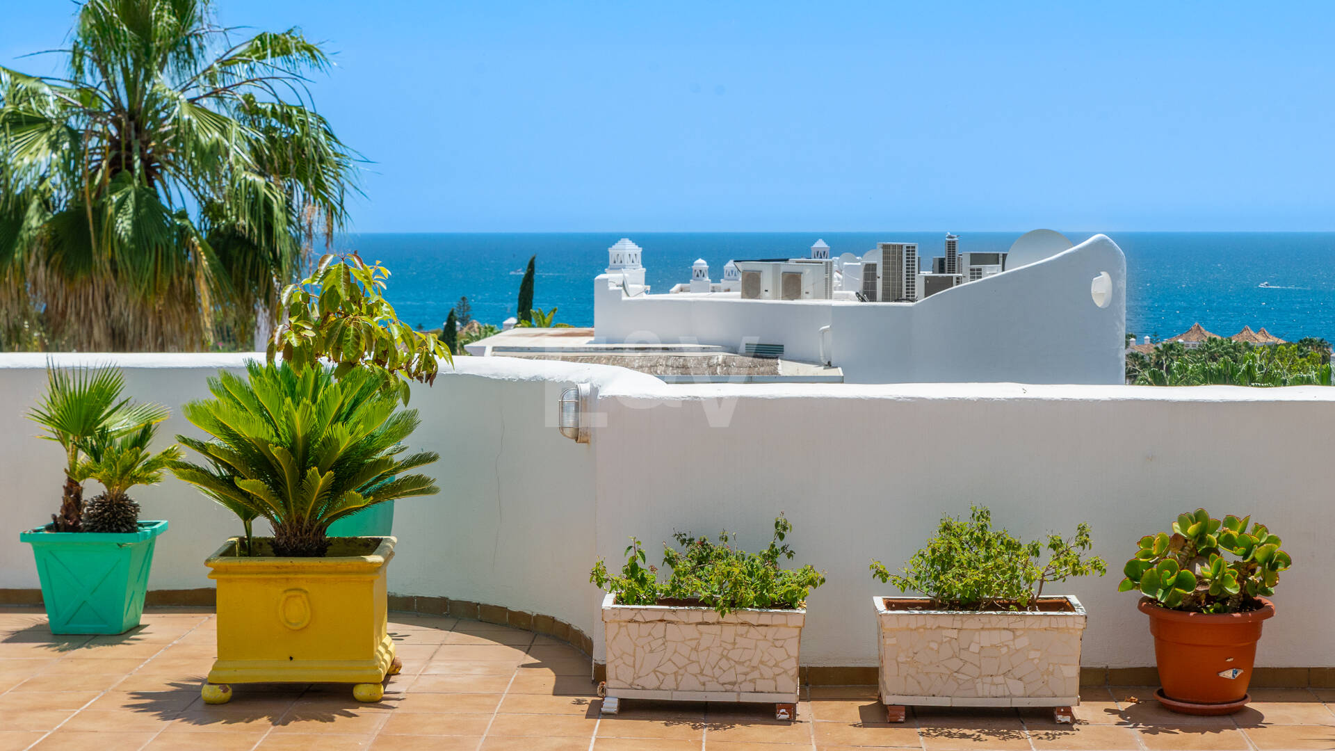 Impresionante ático con vistas panorámicas al mar en la Milla de Oro de Marbella