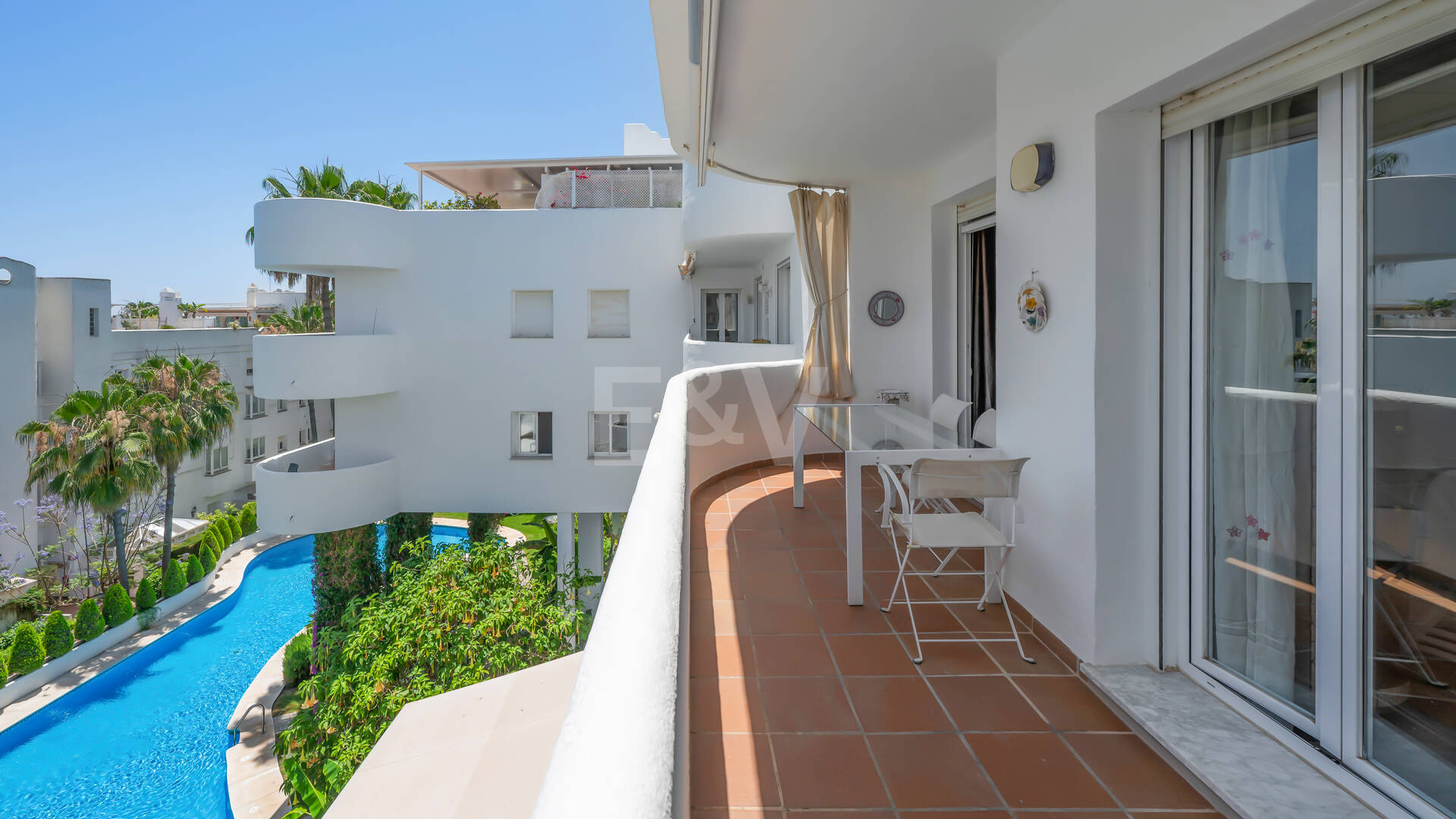 Impresionante ático con vistas panorámicas al mar en la Milla de Oro de Marbella