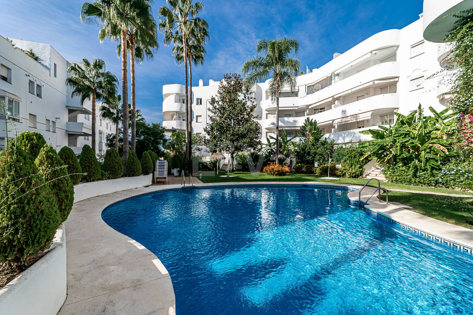 Impresionante ático con vistas panorámicas al mar en la Milla de Oro de Marbella