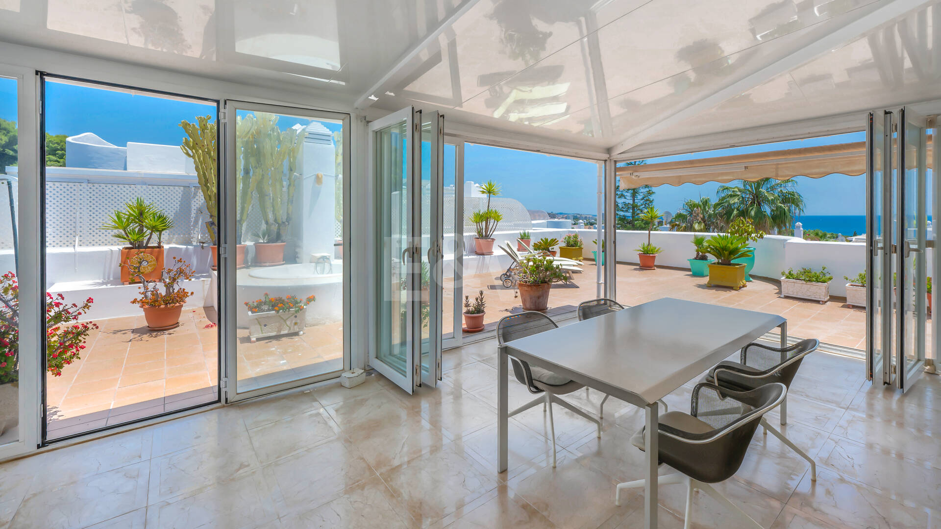 Impresionante ático con vistas panorámicas al mar en la Milla de Oro de Marbella