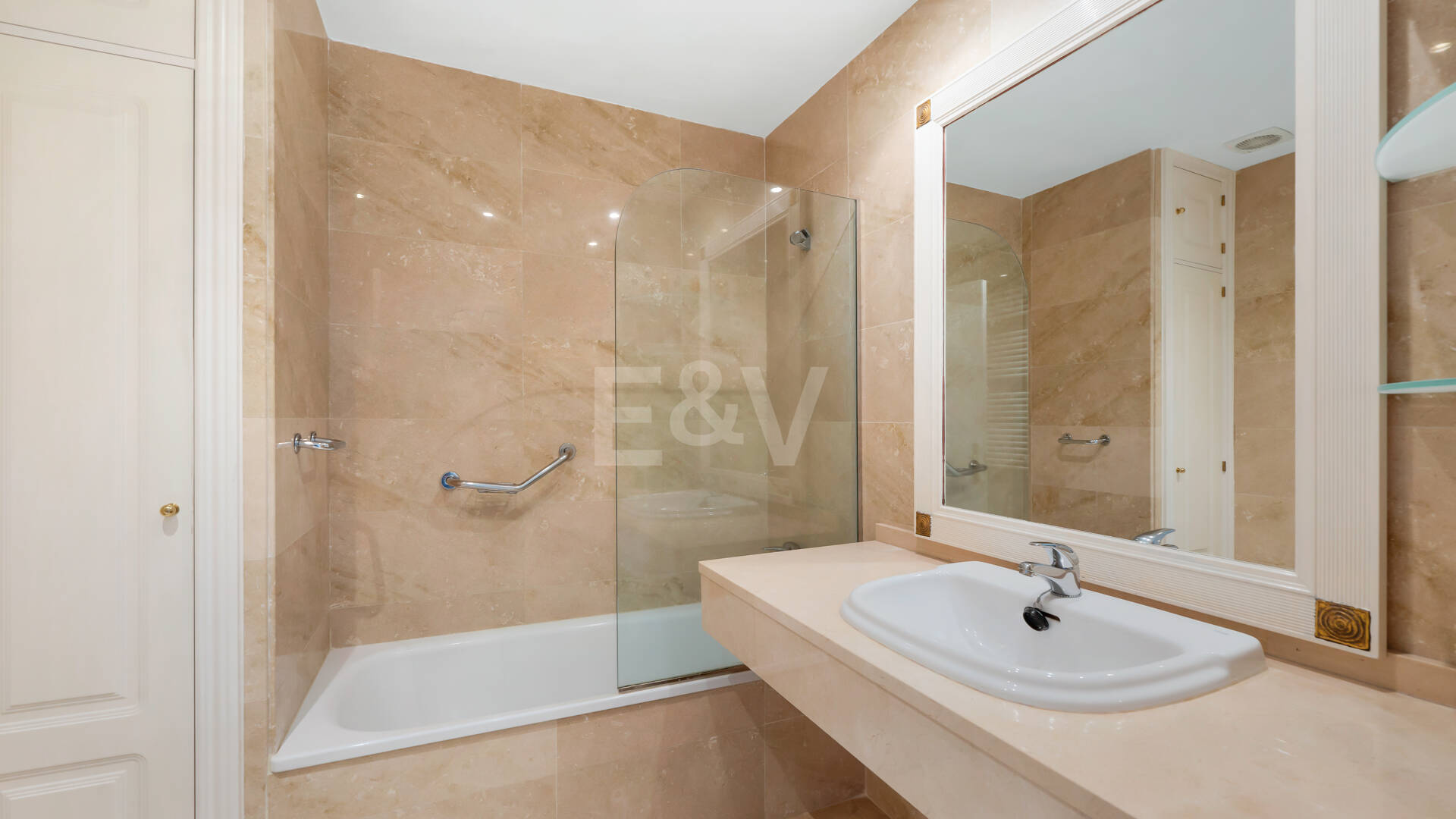 Impresionante ático con vistas panorámicas al mar en la Milla de Oro de Marbella