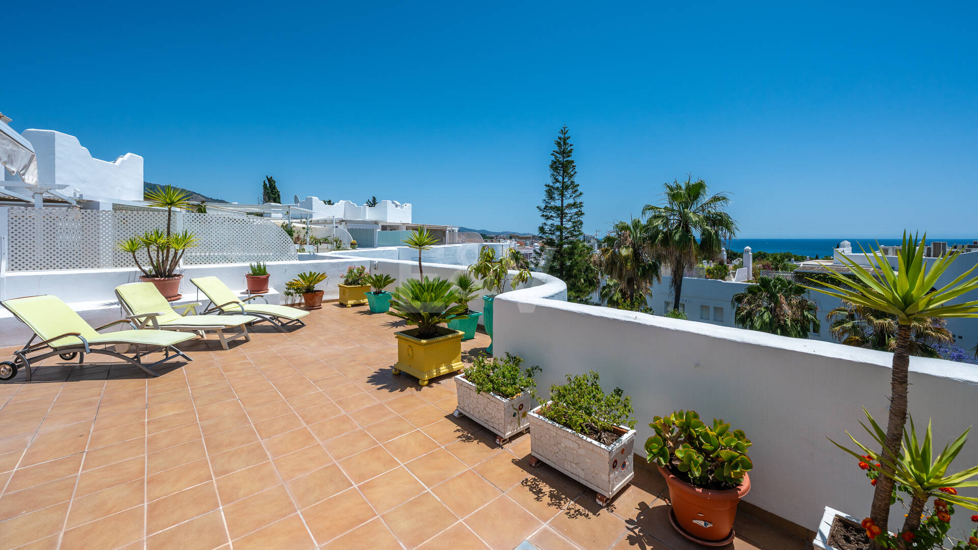 Impresionante ático con vistas panorámicas al mar en la Milla de Oro de Marbella