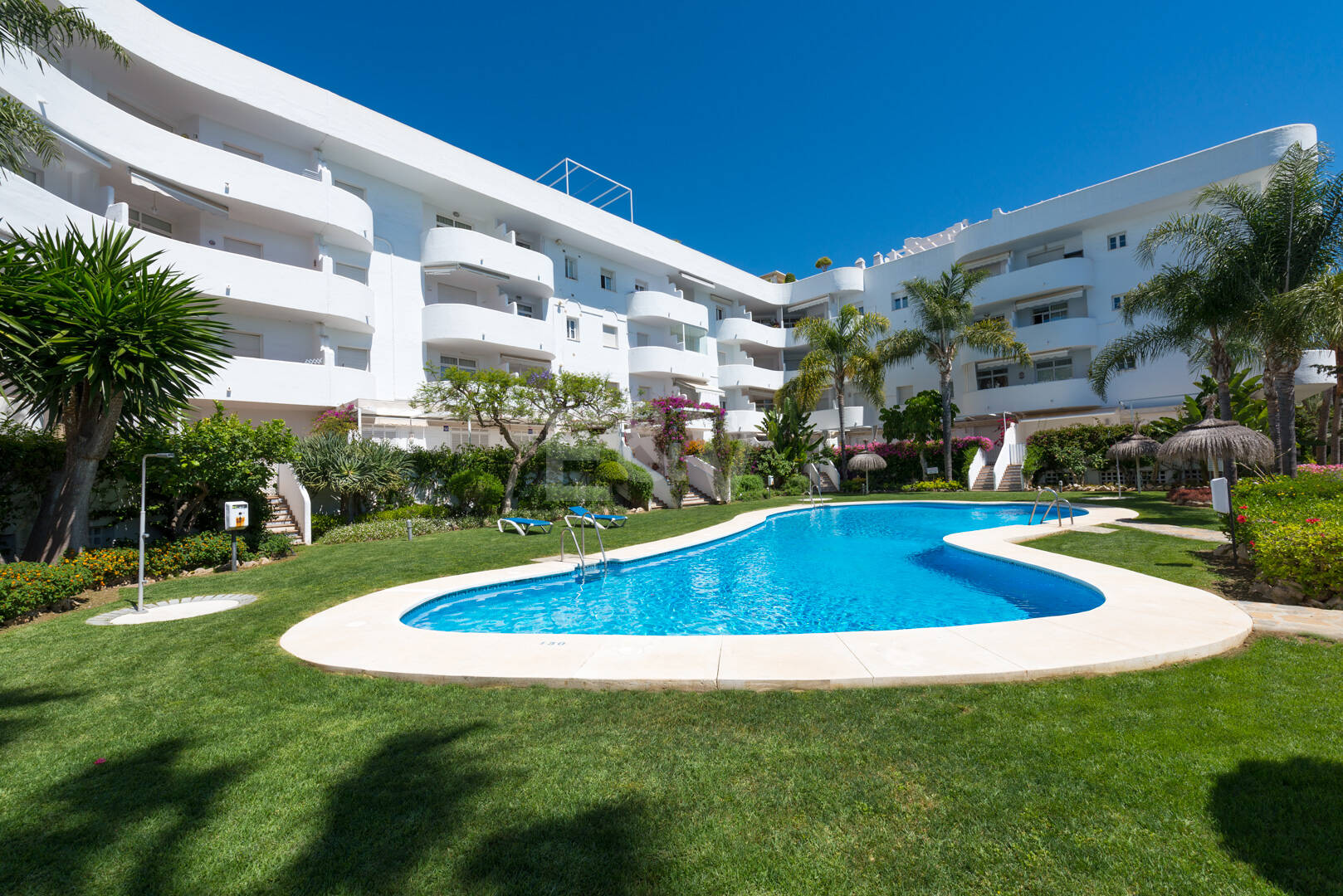 Impresionante ático con vistas panorámicas al mar en la Milla de Oro de Marbella