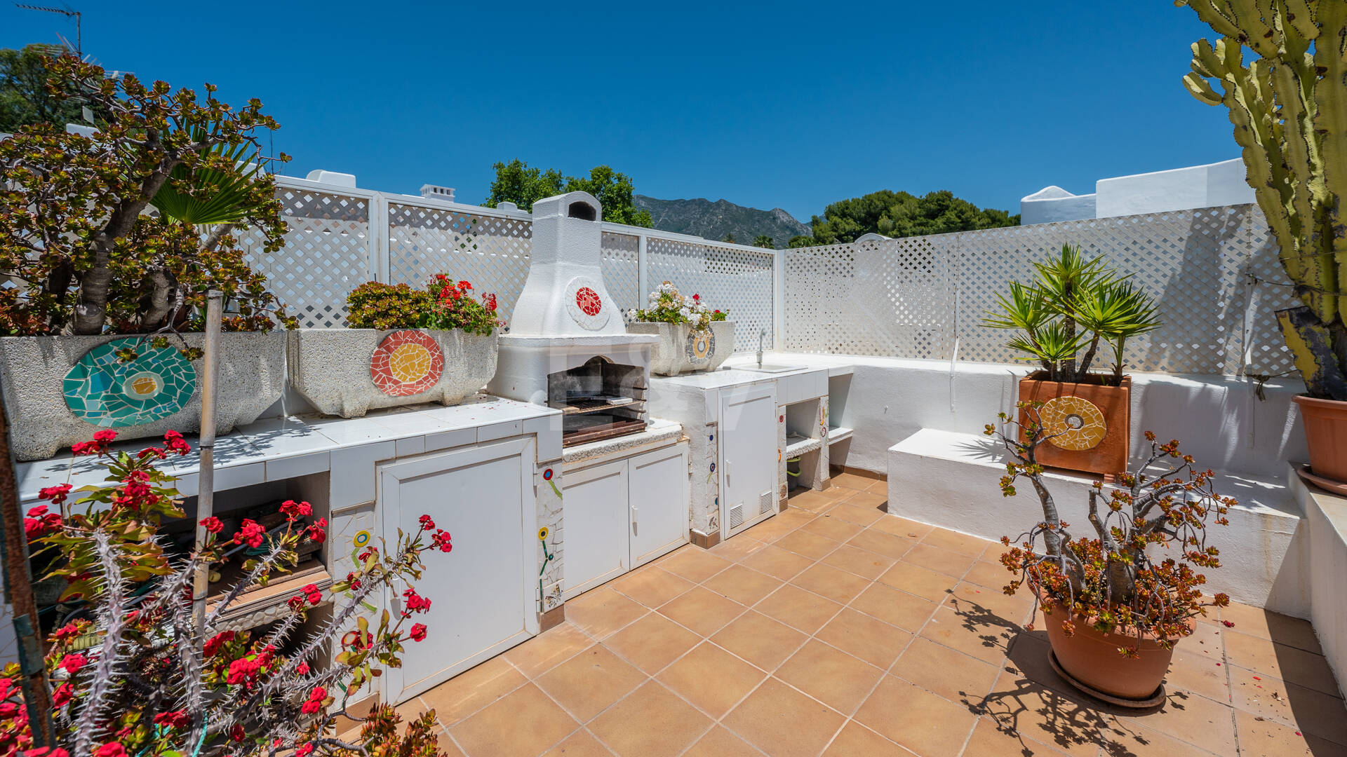 Impresionante ático con vistas panorámicas al mar en la Milla de Oro de Marbella