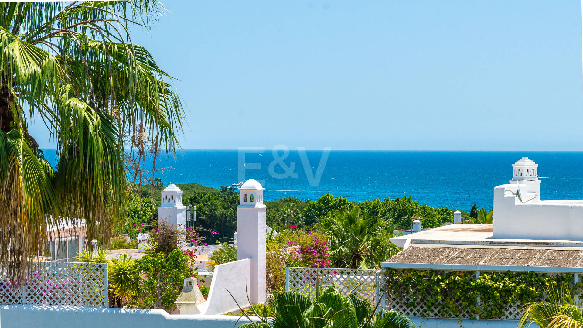 Impresionante ático con vistas panorámicas al mar en la Milla de Oro de Marbella