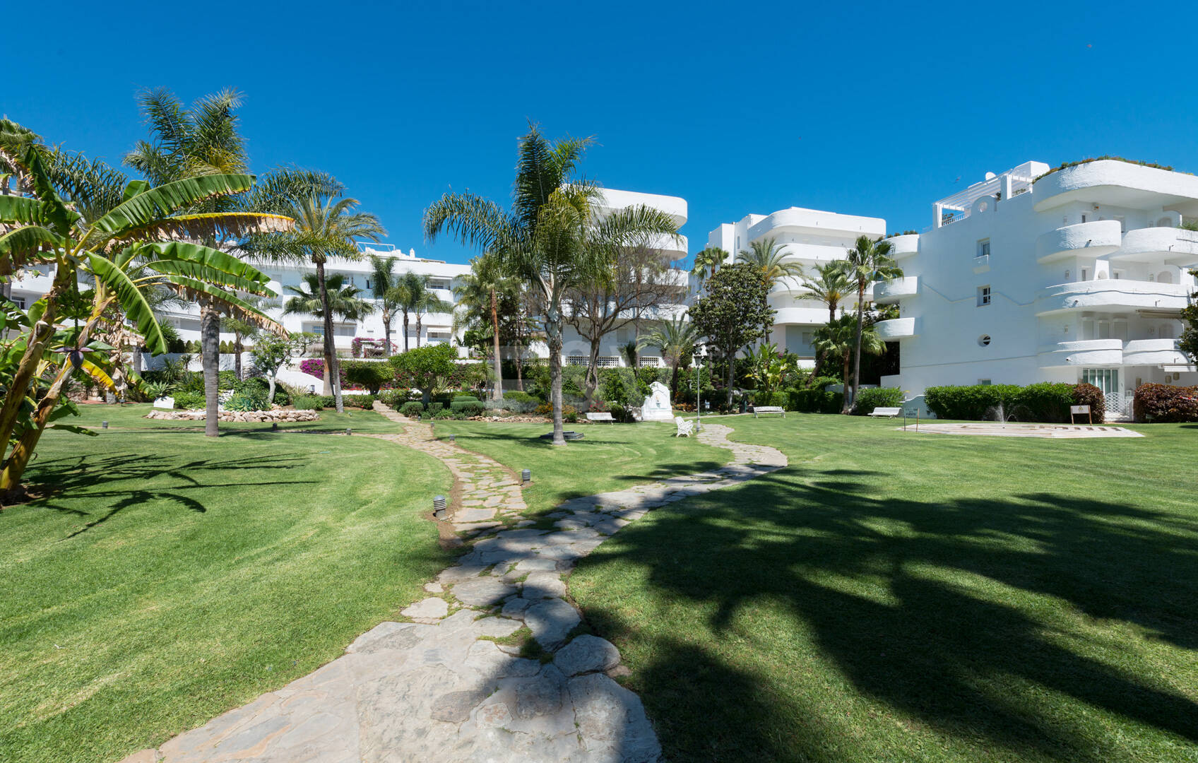 Impresionante ático con vistas panorámicas al mar en la Milla de Oro de Marbella