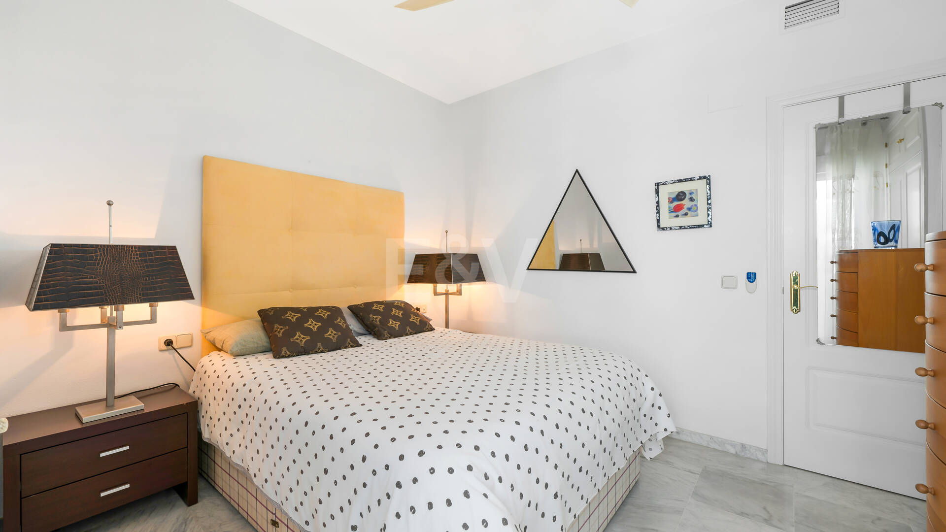 Impresionante ático con vistas panorámicas al mar en la Milla de Oro de Marbella