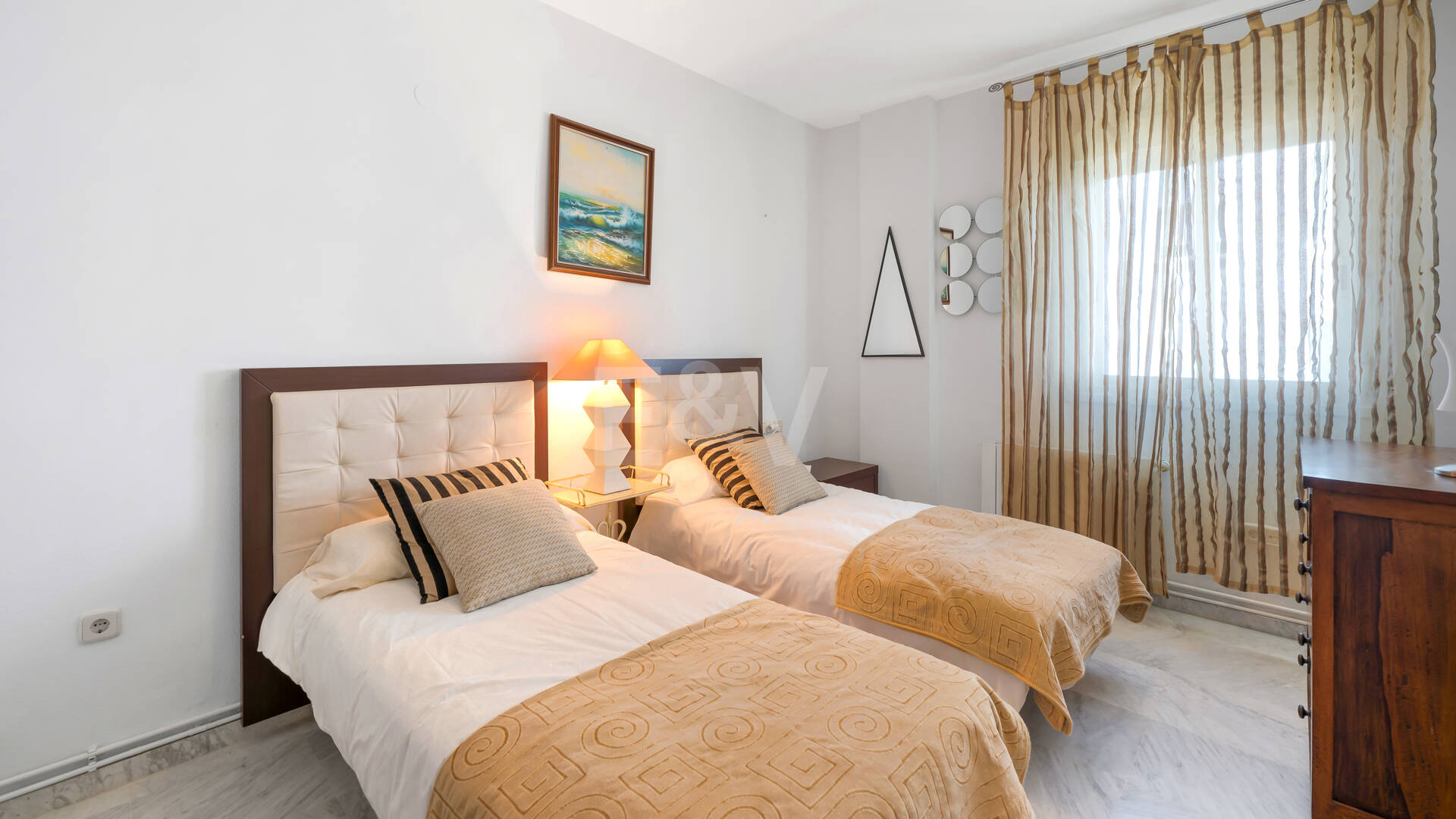 Impresionante ático con vistas panorámicas al mar en la Milla de Oro de Marbella