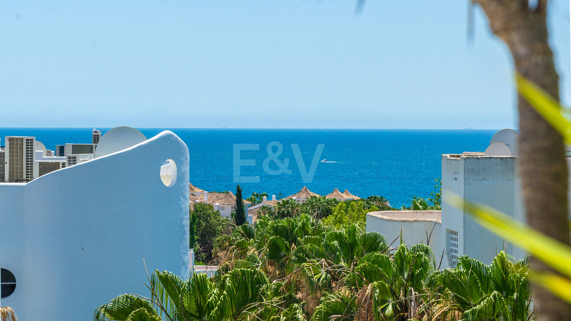 Impresionante ático con vistas panorámicas al mar en la Milla de Oro de Marbella