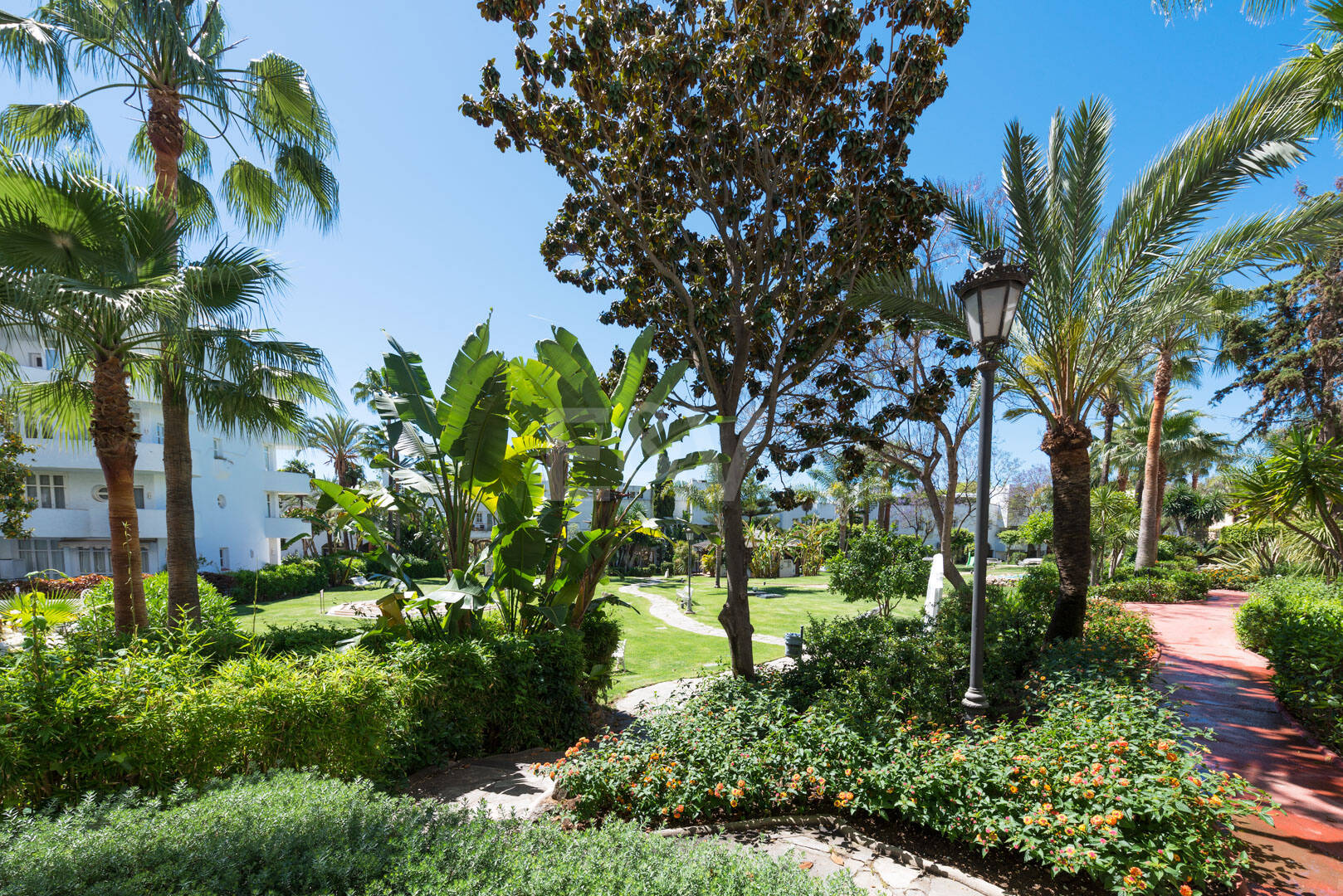 Impresionante ático con vistas panorámicas al mar en la Milla de Oro de Marbella