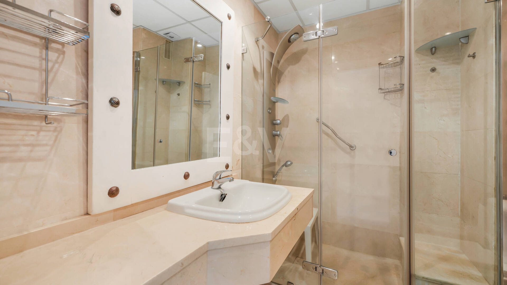 Impresionante ático con vistas panorámicas al mar en la Milla de Oro de Marbella