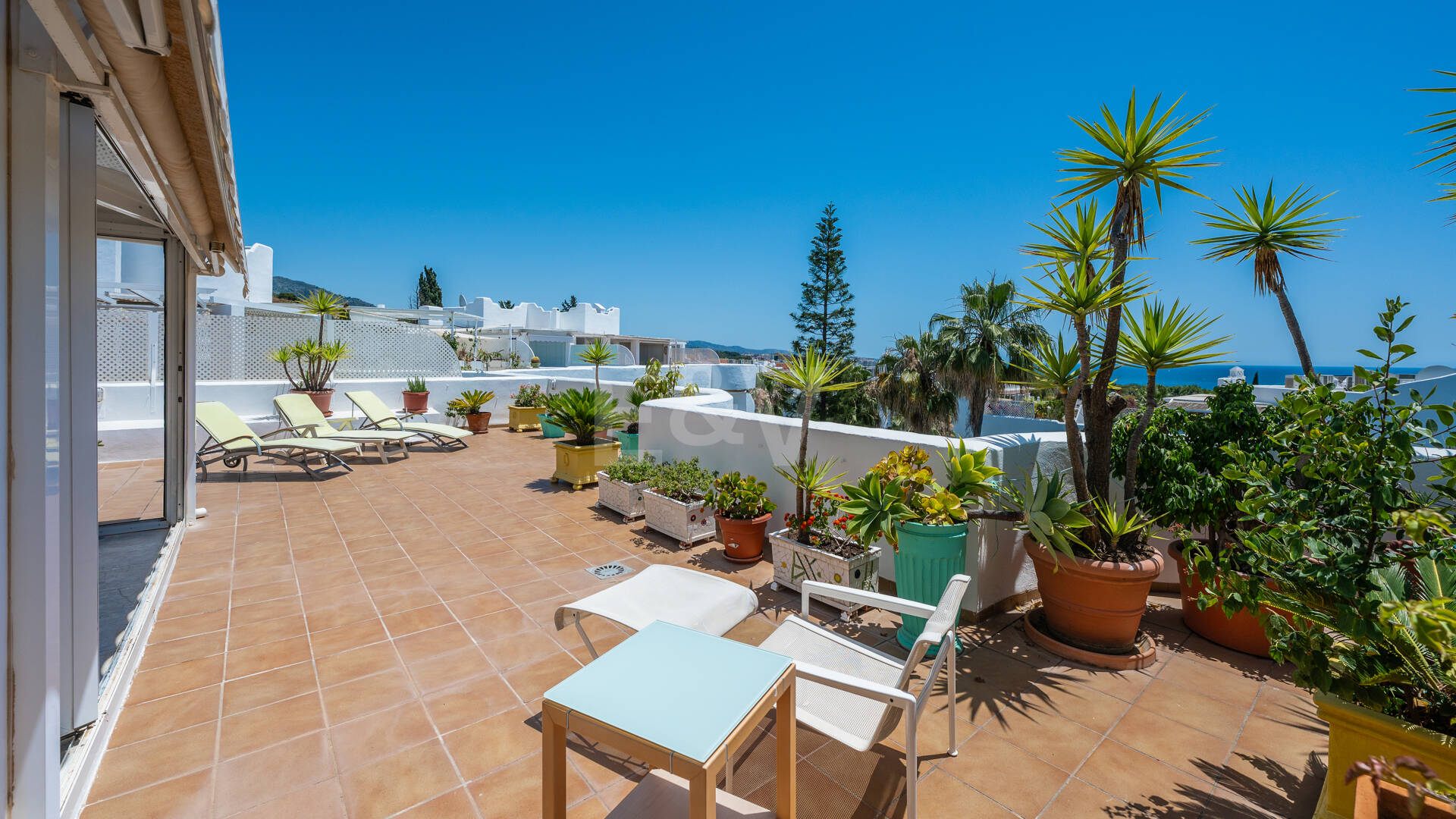 Impresionante ático con vistas panorámicas al mar en la Milla de Oro de Marbella