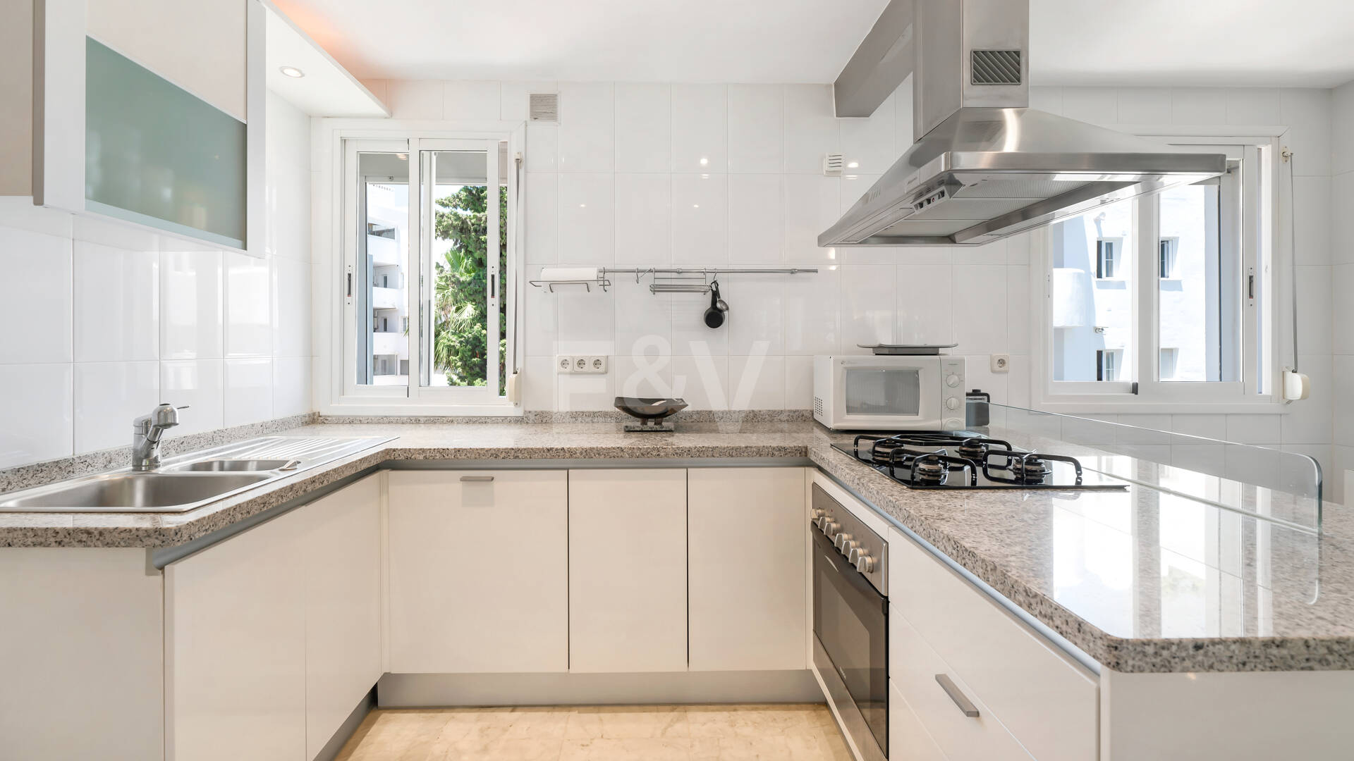 Impresionante ático con vistas panorámicas al mar en la Milla de Oro de Marbella