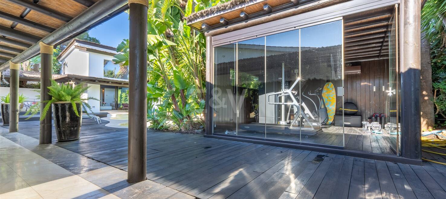 Bungalow estilo Bali con vistas a la montaña y dos piscinas