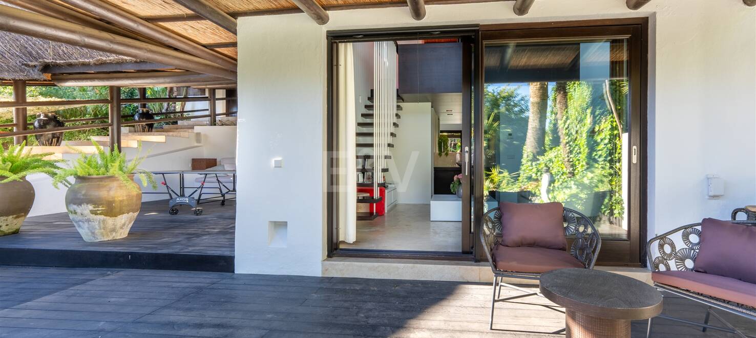 Bungalow estilo Bali con vistas a la montaña y dos piscinas