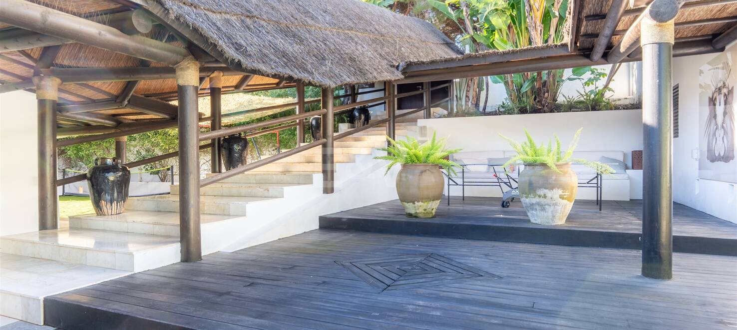 Bungalow estilo Bali con vistas a la montaña y dos piscinas