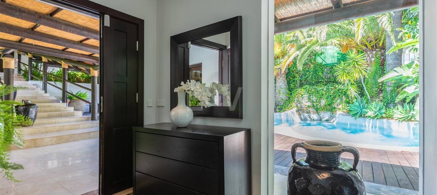 Bungalow estilo Bali con vistas a la montaña y dos piscinas