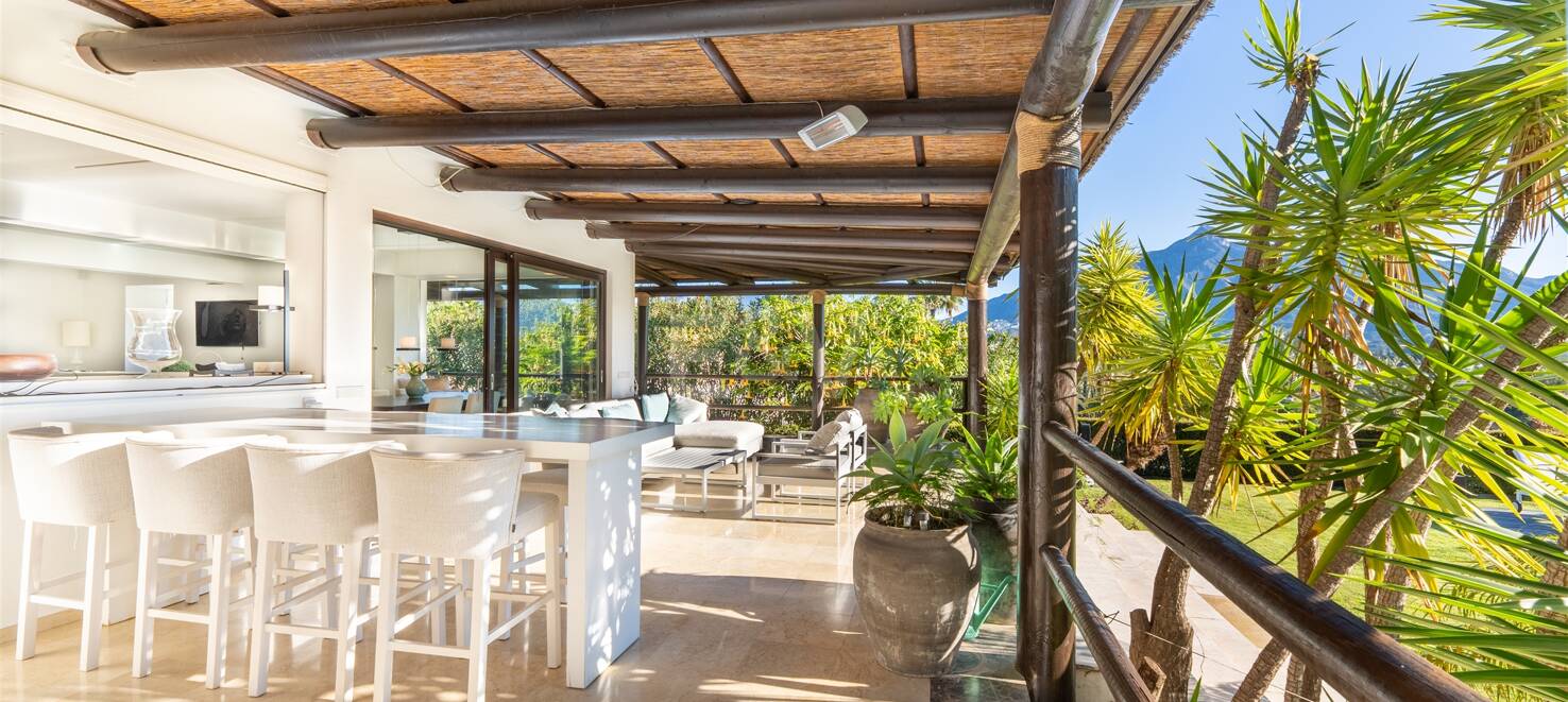 Bungalow estilo Bali con vistas a la montaña y dos piscinas