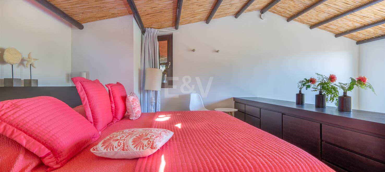 Bungalow estilo Bali con vistas a la montaña y dos piscinas