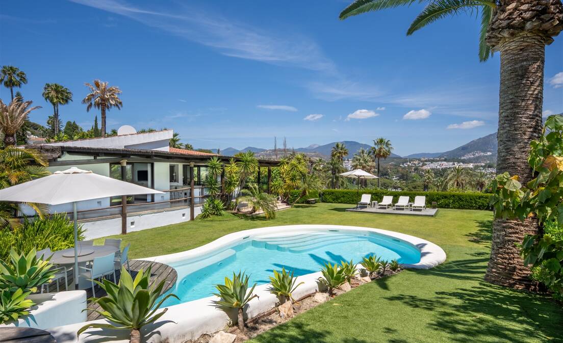 Bali style Bungalow with mountain views and two pools