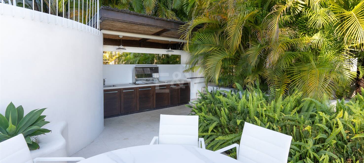 Bungalow estilo Bali con vistas a la montaña y dos piscinas