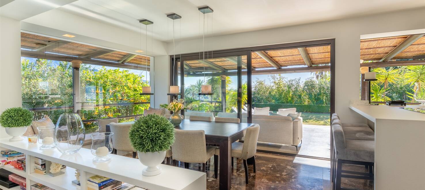 Bungalow estilo Bali con vistas a la montaña y dos piscinas