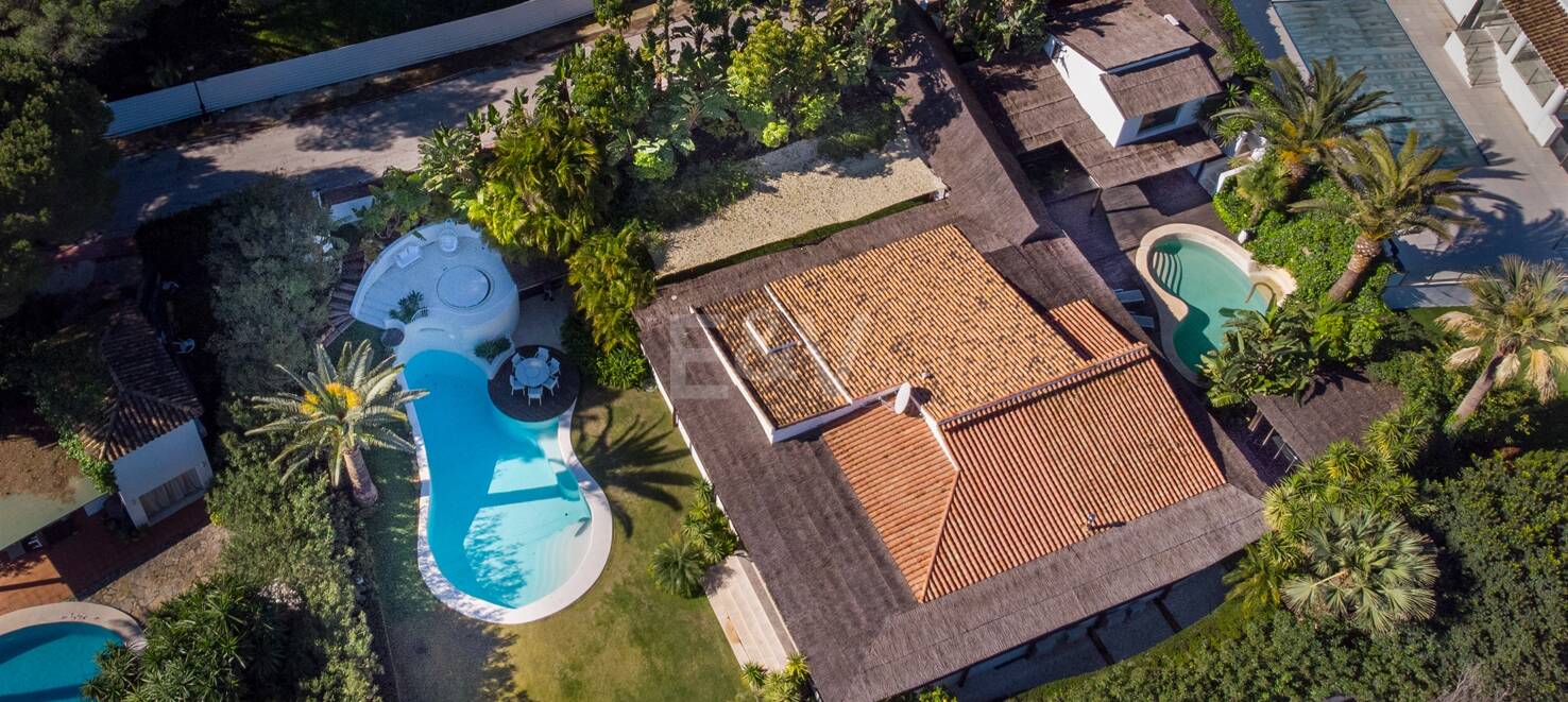 Bungalow estilo Bali con vistas a la montaña y dos piscinas