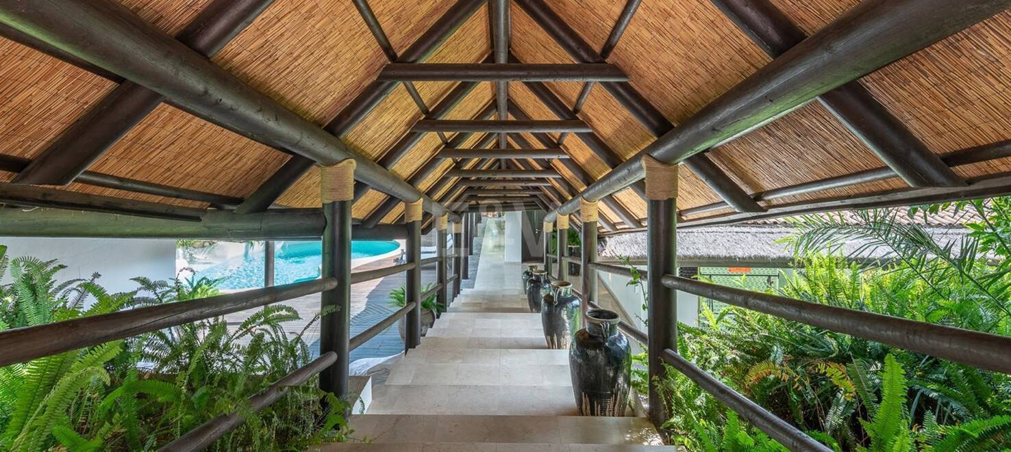 Bungalow estilo Bali con vistas a la montaña y dos piscinas