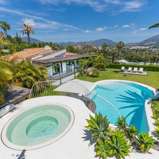 Bungalow estilo Bali con vistas a la montaña y dos piscinas