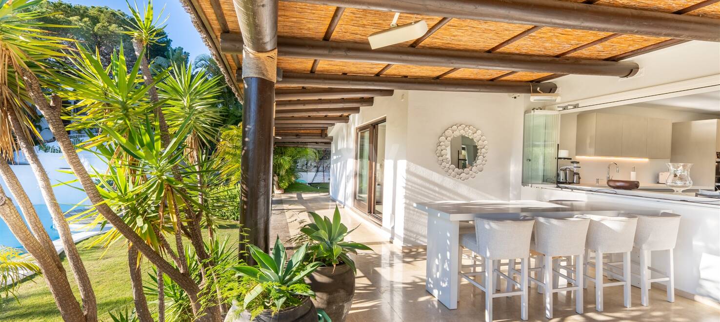 Bungalow estilo Bali con vistas a la montaña y dos piscinas