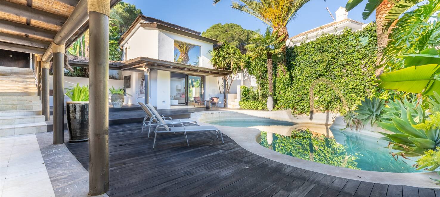 Bungalow estilo Bali con vistas a la montaña y dos piscinas