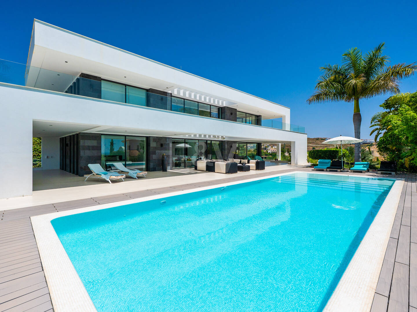 Spektakuläre neue Villa mit Meer- und Golfblick