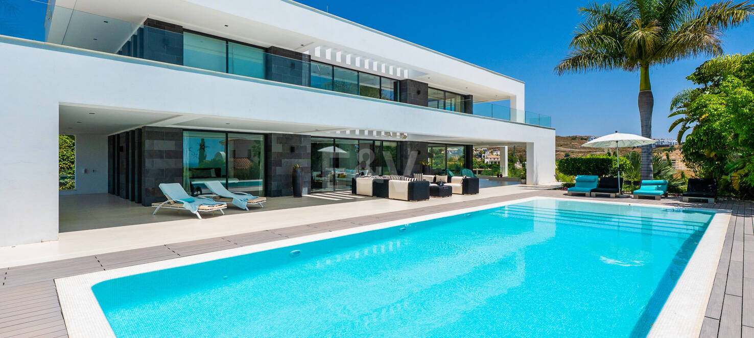 Espectacular villa de nueva contrucción con vistas al mar y al golf