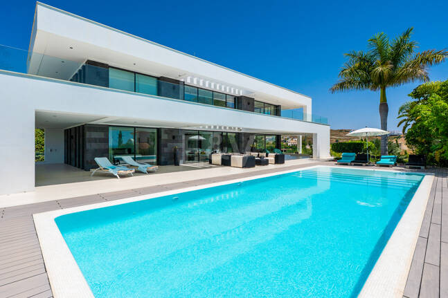 Spektakuläre neue Villa mit Meer- und Golfblick