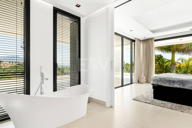 Spektakuläre neue Villa mit Meer- und Golfblick