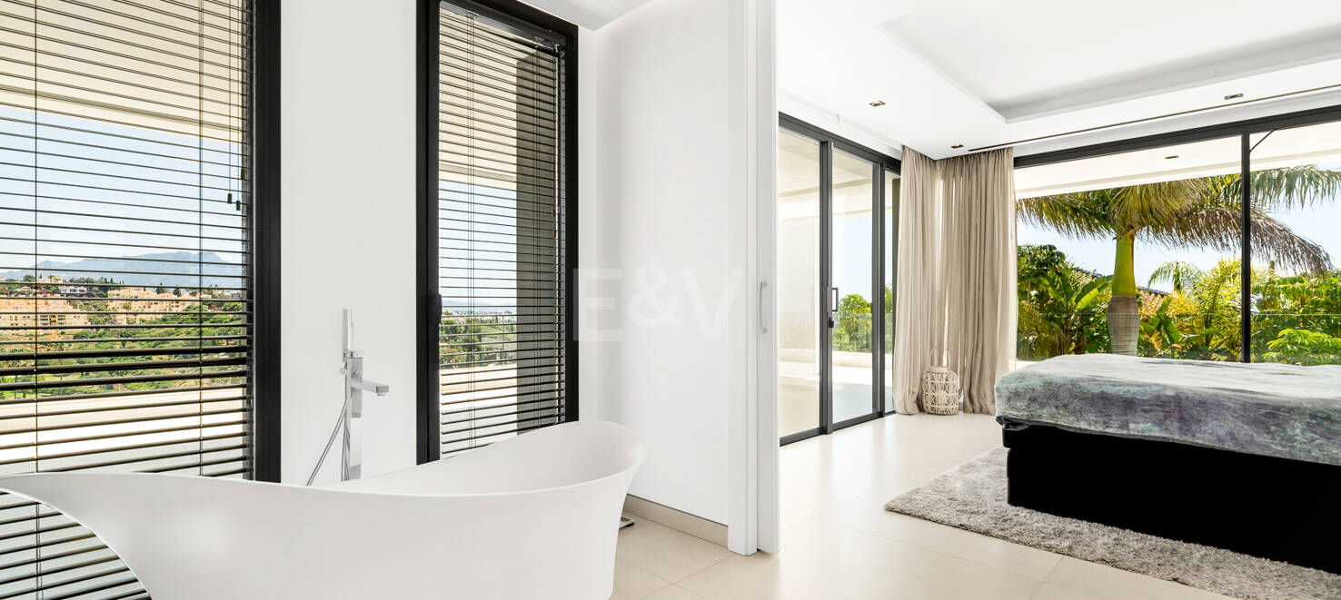 Espectacular villa de nueva contrucción con vistas al mar y al golf