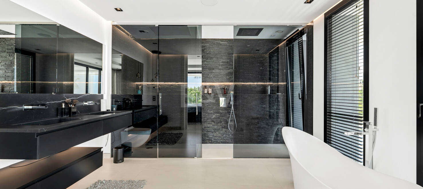 Espectacular villa de nueva contrucción con vistas al mar y al golf