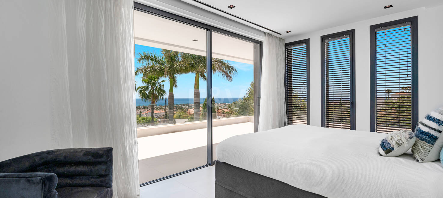 Espectacular villa de nueva contrucción con vistas al mar y al golf