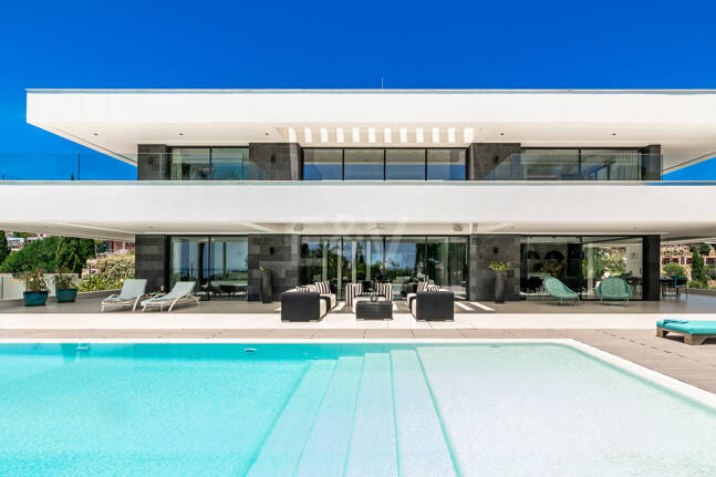 Spektakuläre neue Villa mit Meer- und Golfblick