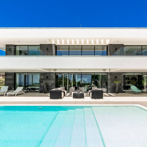 Espectacular villa de nueva contrucción con vistas al mar y al golf