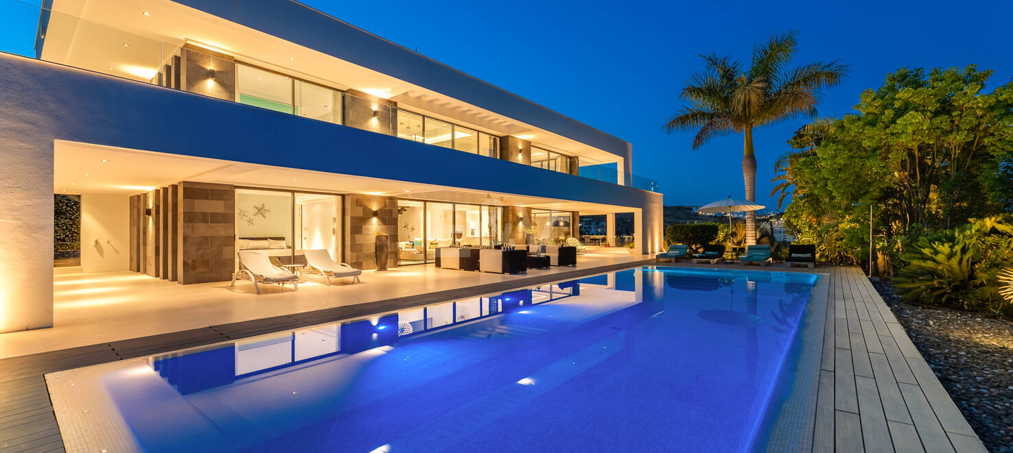 Espectacular villa de nueva contrucción con vistas al mar y al golf