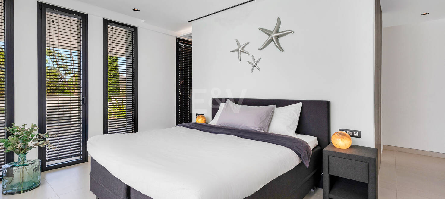 Espectacular villa de nueva contrucción con vistas al mar y al golf