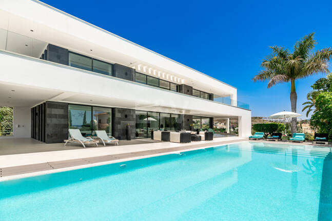 Spektakuläre neue Villa mit Meer- und Golfblick