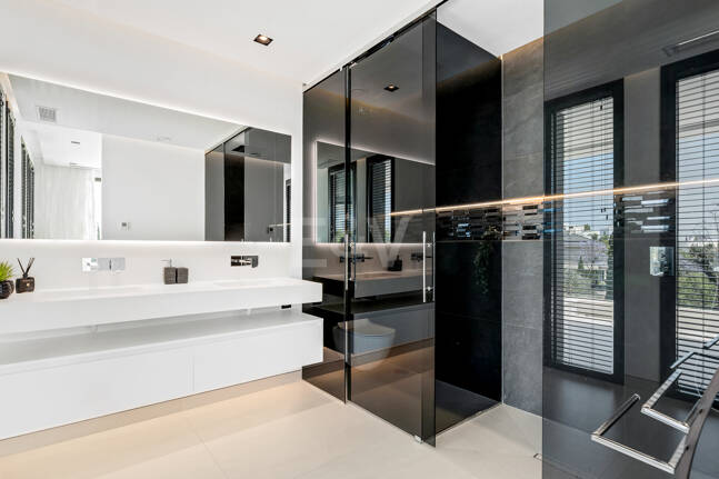 Spektakuläre neue Villa mit Meer- und Golfblick