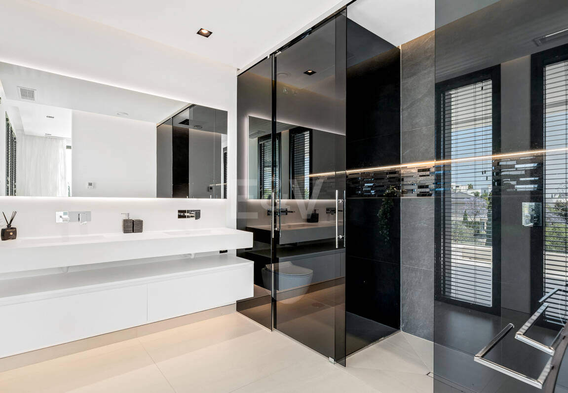 Spektakuläre neue Villa mit Meer- und Golfblick